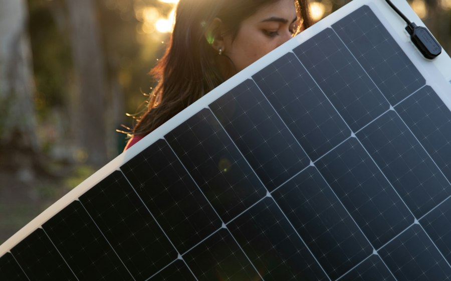 Una mujer sosteniendo un panel solar
