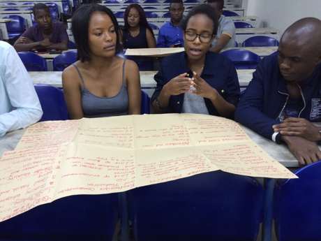 Participantes presentando su análisis de los ODS en un taller de WSF en Lusaka, Zambia